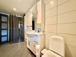 Workers Villa - 4BR - 4 Beds - Parking - Near Volvo