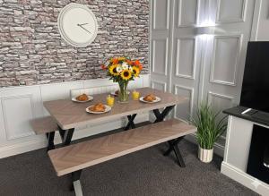 Churchill Apartment- 4 Beds- Free Parking- Near NEC BHX & HS2