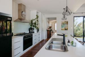 Coastal Heights - Luxe Retreat with Pool