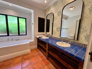 House 28, Fort Village