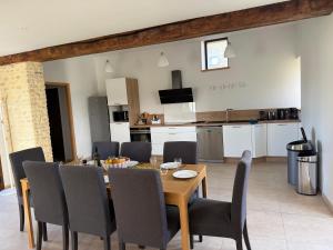 Le Pressoir, maison au calme, jardin, terrasse, 3 chambres, 2 sdb, 2 WC, parking privé, proche Bayeux et Arromanches au coeur des plages du débarquement