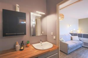 Nouveau-Charmant T1 rénové, Balcon vue sur la garrigue