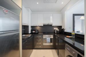 Free housekeeping visits during your stay - StayShort - Chic 1 BR in Dubai Marina Sleeps 4