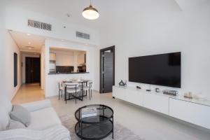 Free housekeeping visits during your stay - StayShort - Chic 1 BR in Dubai Marina Sleeps 4