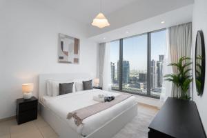 Free housekeeping visits during your stay - StayShort - Chic 1 BR in Dubai Marina Sleeps 4