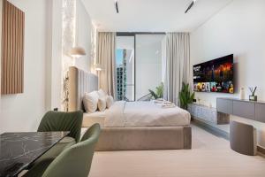 Restay Homes at Binghatti Azure - Great City Escape - Swimming Pool Access