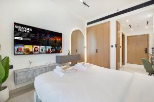 Restay Homes at Binghatti Azure - Great City Escape - Swimming Pool Access