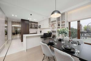 Elegant Apartment with Air Conditioning, Office and Underground Parking by Renters Prestige