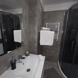 Słoneczny Apartament Panorama 5 7 z Widokiem na Jezioro i Góry