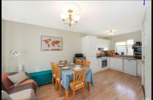 3 Cosy Bedrooms in a House 6 people