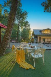 Alaya Stays Golden Meadow Villa