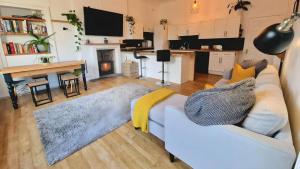 2 Bedroom 2 Bathroom Apt, Parking, Garden, SKY TV