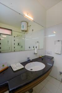 Alaya Stays Golden Meadow Villa
