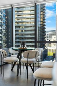 The Oasis - Brand New 2BR Retreat with Heated Pool Parking & Gym