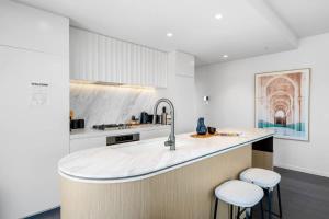 The Oasis - Brand New 2BR Retreat with Heated Pool Parking & Gym