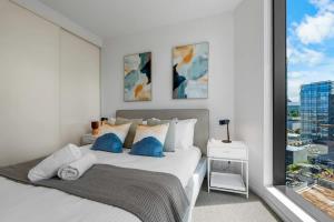The Oasis - Brand New 2BR Retreat with Heated Pool Parking & Gym