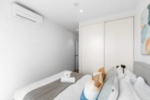 The Oasis - Brand New 2BR Retreat with Heated Pool Parking & Gym