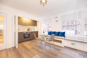 SG, Chic Mayfair Central London Apartment