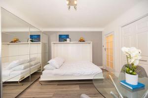 SG, Chic Mayfair Central London Apartment