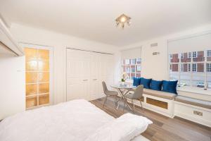 SG, Chic Mayfair Central London Apartment