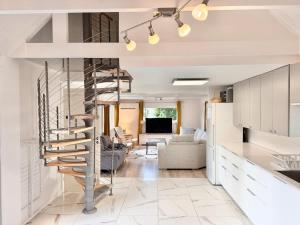 Workers House Villa Near the Lake - 4 BR - 8 Beds - Parking - Near Volvo