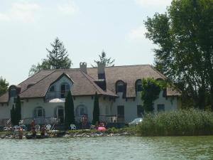 Aranyhídszálló