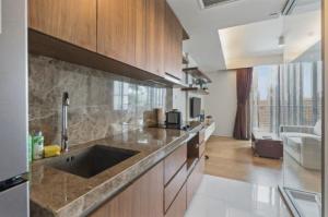 S39- 1 Bedroom Downtown Apt with Balcony and Pool