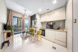 StayShort - 1 Bed in Zada Tower sleeps 3 with Balcony