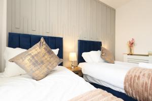 5 Bedrooms 2 Bathrooms Modern City Centre Home Free Parking