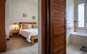 Three-bedroom at Jardin du Cap with shared pool