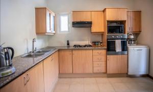 Three-bedroom at Jardin du Cap with shared pool