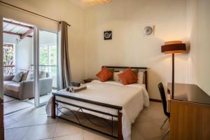 Three-bedroom at Jardin du Cap with shared pool