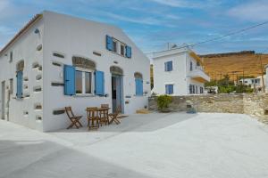 Stylish villa Antika close to the shops and restaurants in Korissia, Kea