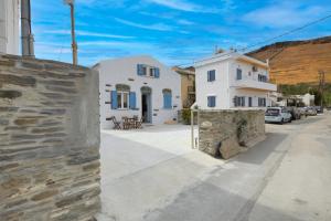 Stylish villa Antika close to the shops and restaurants in Korissia, Kea