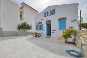 Stylish villa Antika close to the shops and restaurants in Korissia, Kea