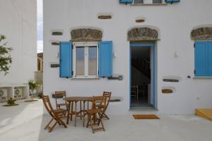 Stylish villa Antika close to the shops and restaurants in Korissia, Kea