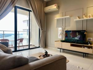 Danga Bay -- SeaGlance Horizon - 3BR3B - 7pax by Cowidea