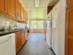 Workers Villa - 3 Bath - 11 Beds - Parking - Volvo