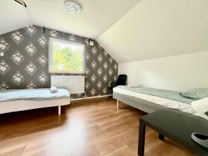 Workers Studio - 4 Beds - Near Volvo - Parking