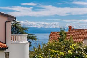 Residences in Villa Marealto with pool, garage and seaview