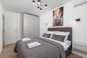 Residences in Villa Marealto with pool, garage and seaview