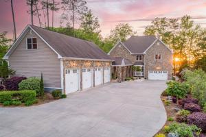 Lakefront Luxury Flat Lot, Heated Pool, Hot Tub & Game Room Fun Dock!