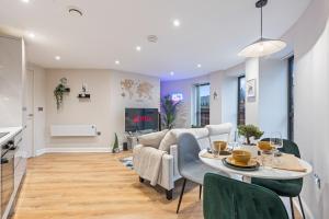 Penthouse Apartment in Central Leeds Near Train Station Free WiFi Free Parking