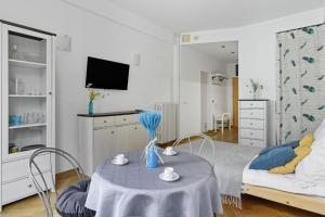 Aleja Przyjaciol Warsaw Apartment by Solarento