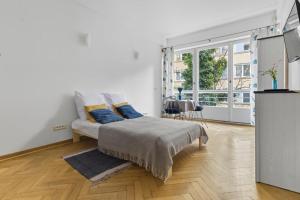 Aleja Przyjaciol Warsaw Apartment by Solarento