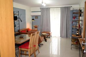 Steel & Oak-Stylish Stay Near Shore