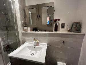 1 bed, bright flat in Limehouse, East London, fast WiFi