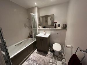 1 bed, bright flat in Limehouse, East London, fast WiFi