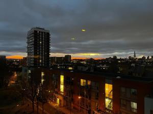 1 bed, bright flat in Limehouse, East London, fast WiFi