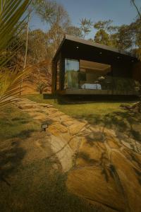 Chalé com banheira, piscina e cachoeira privativa